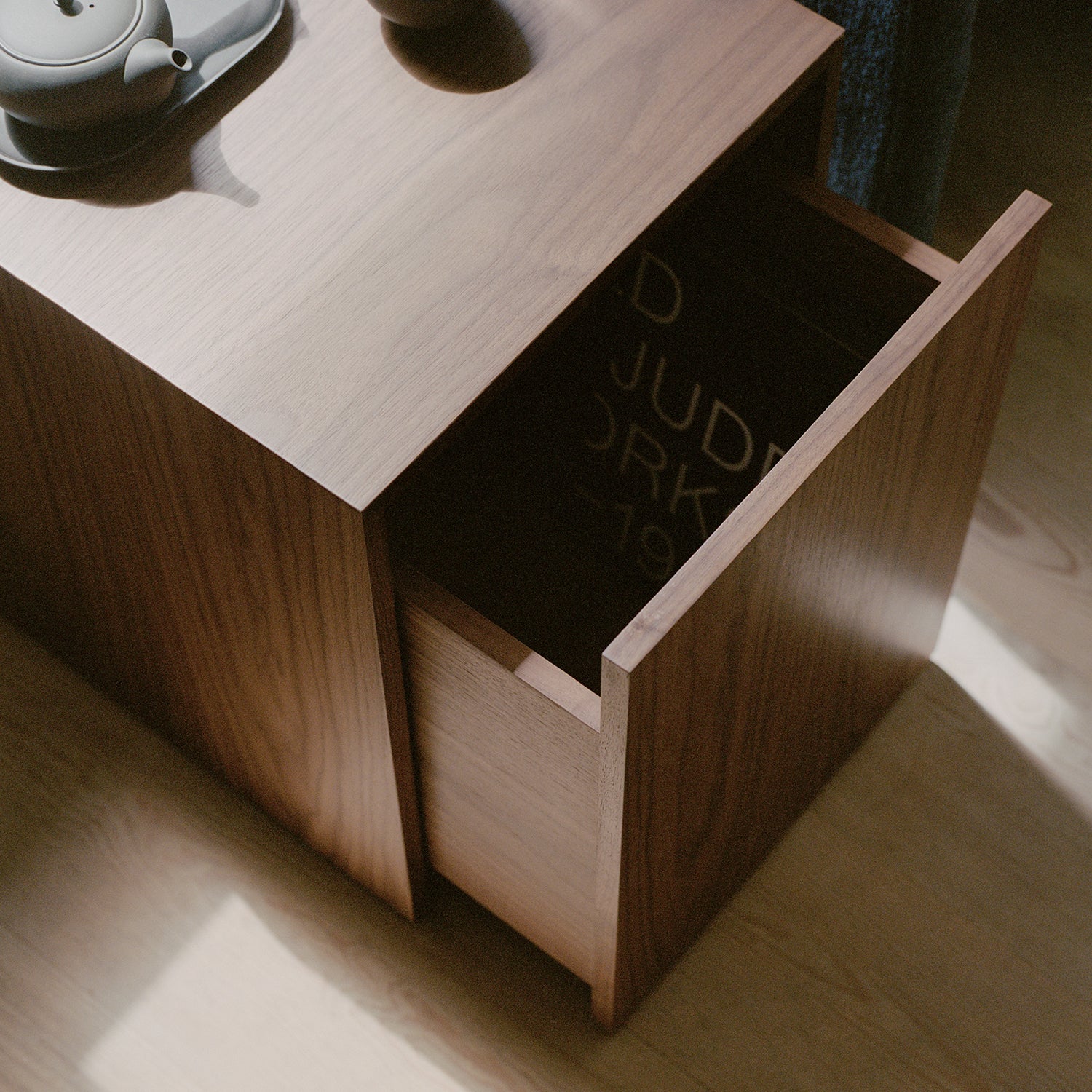 Mass Side Table w Drawer - The Design Choice