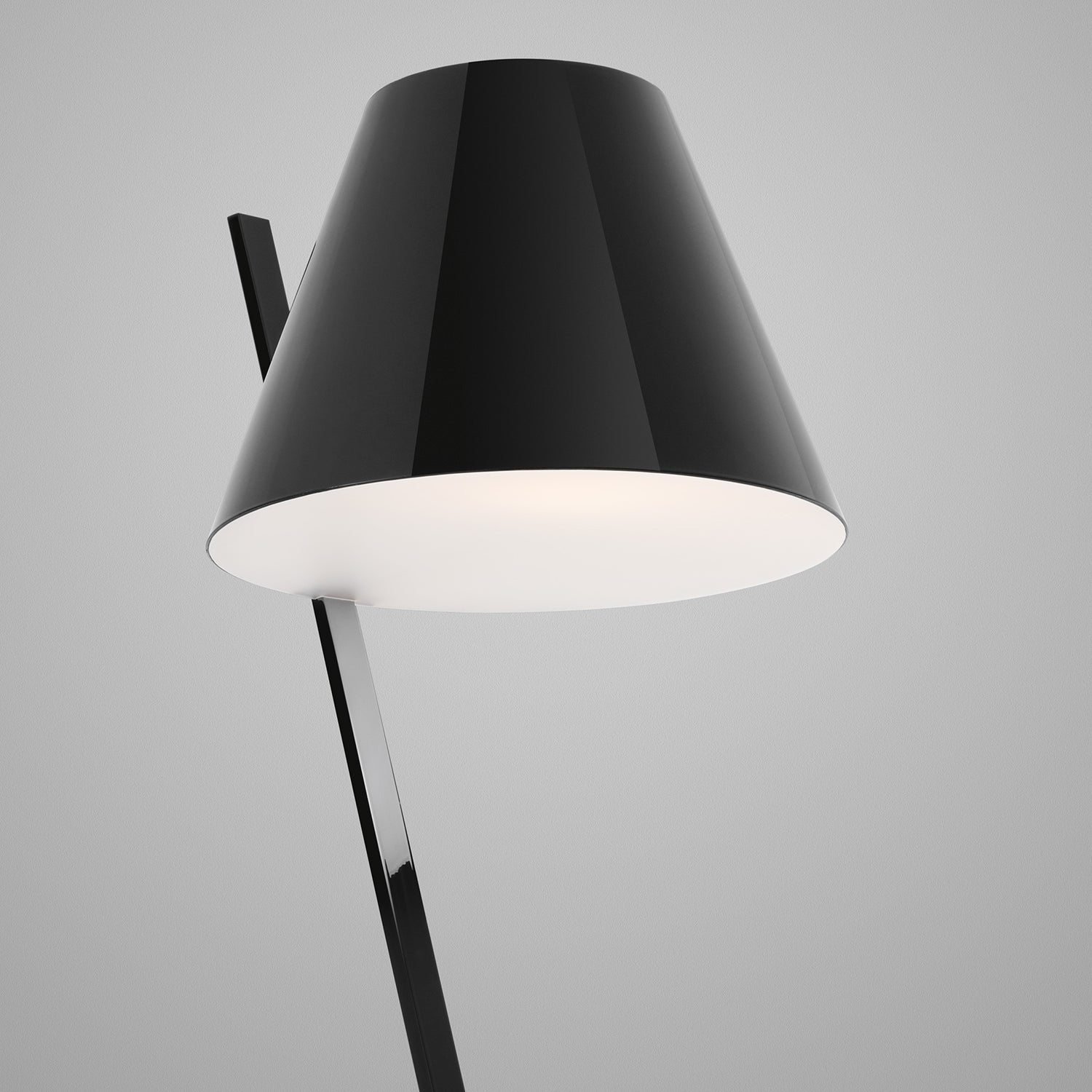 Artemide La Petite floor lamp in black detail shot