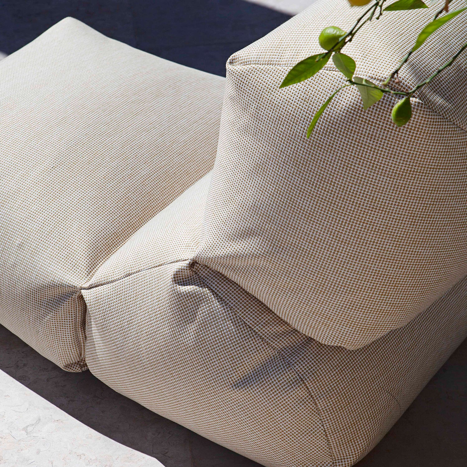 Gan Grapy Outdoor bean bag in yellow detail shot ambience image