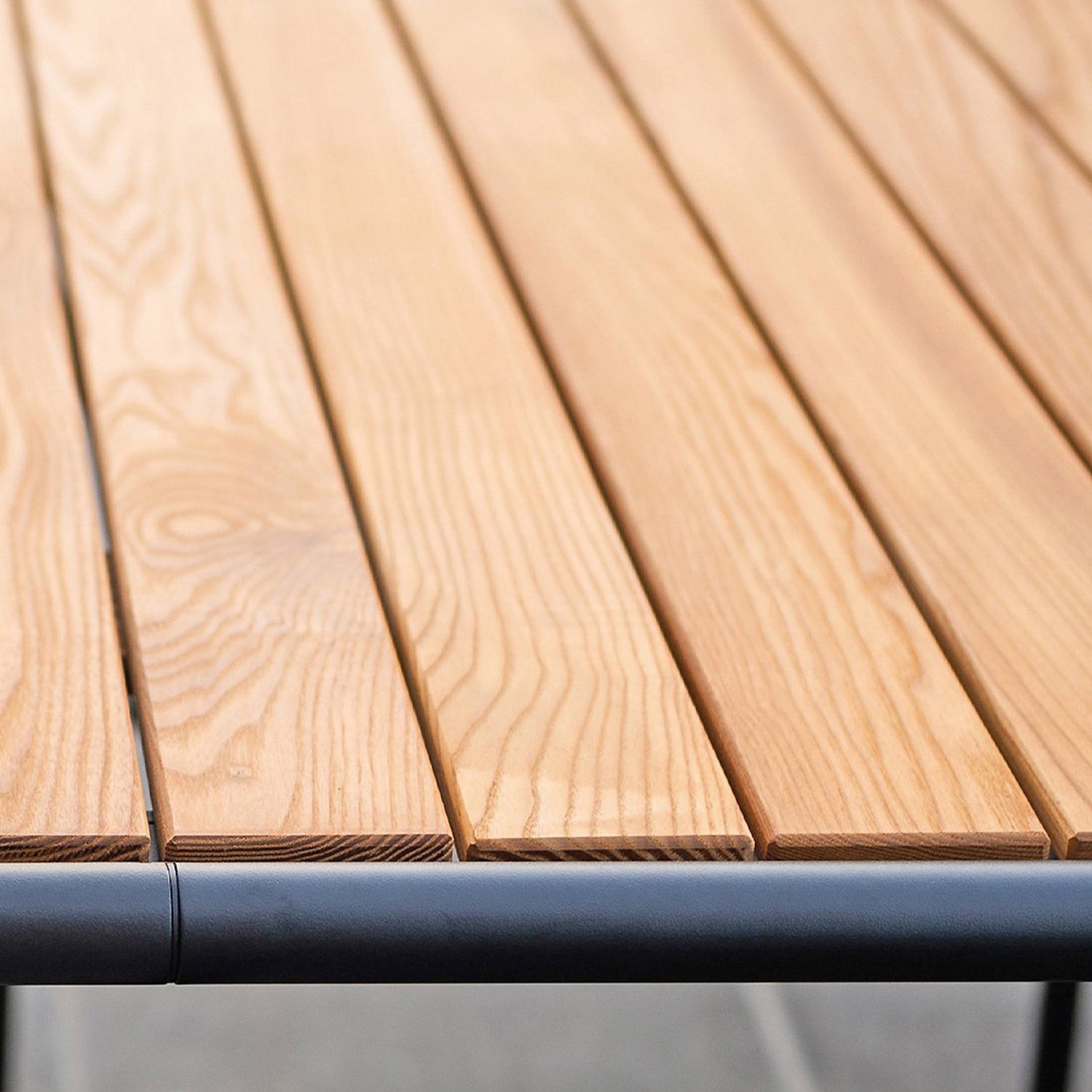 Houe Avanti Outdoor dining table in thermo ash top detail shot