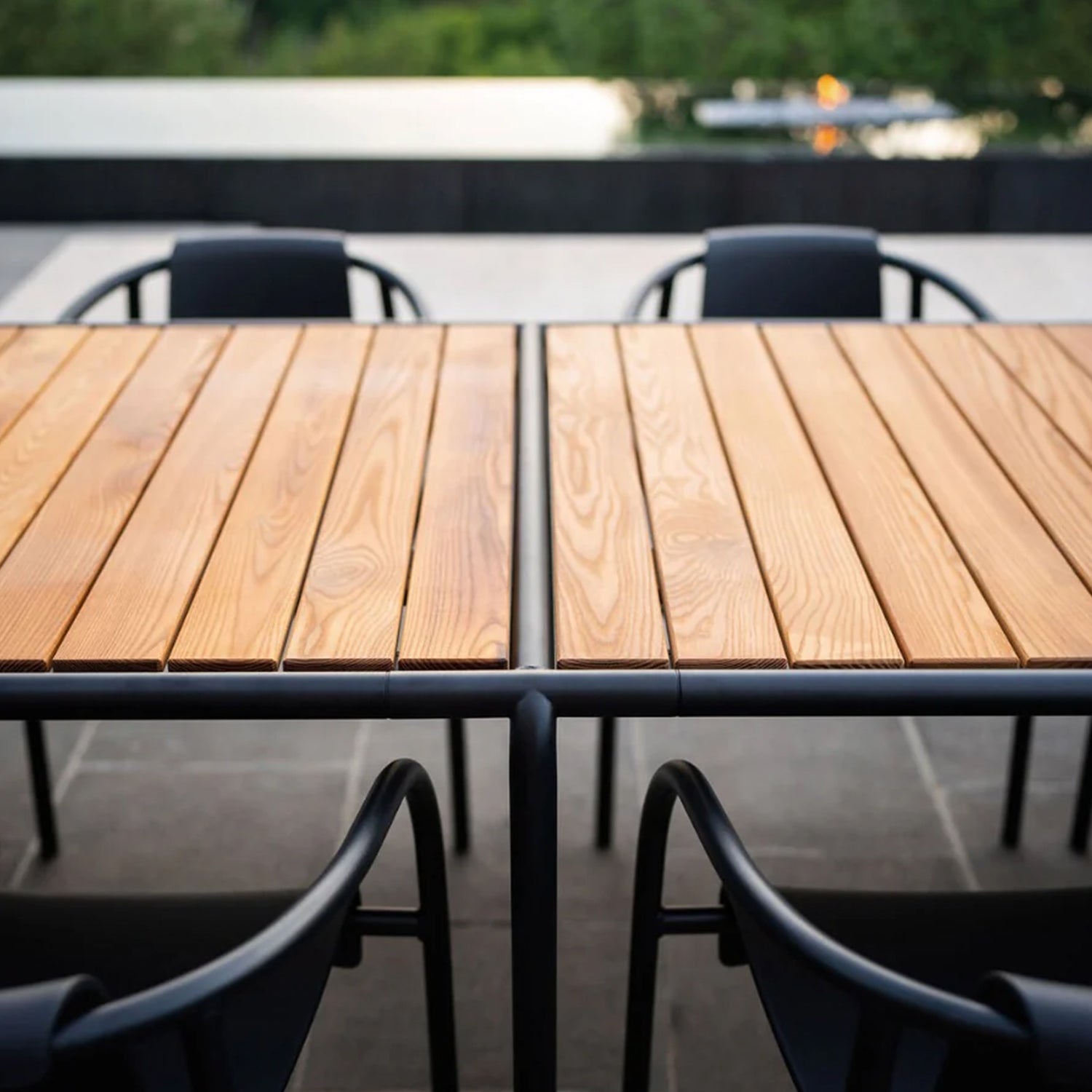 Houe Avanti infinity Outdoor dining table in thermo ash top detail shot