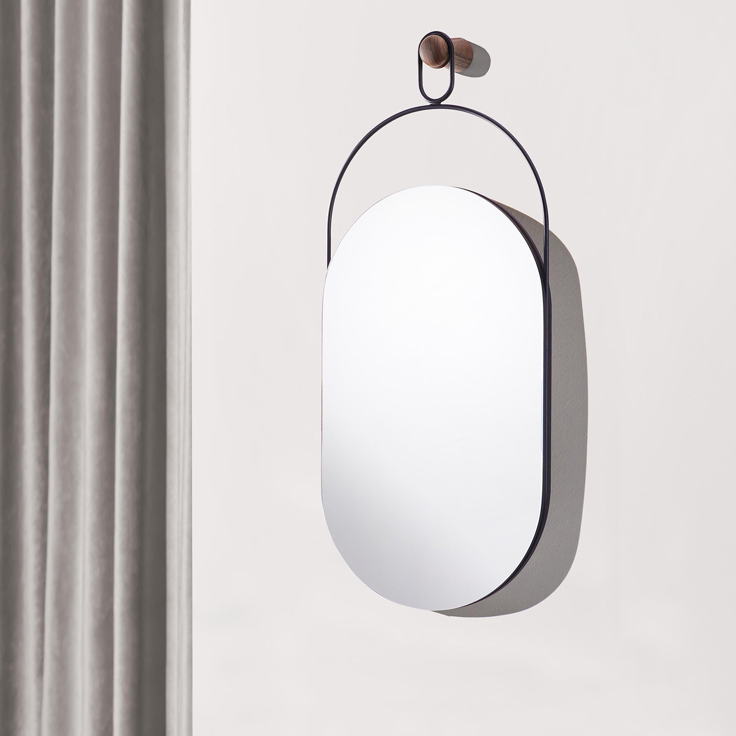 Nomon Link Mirror Eslabon in black ambience image