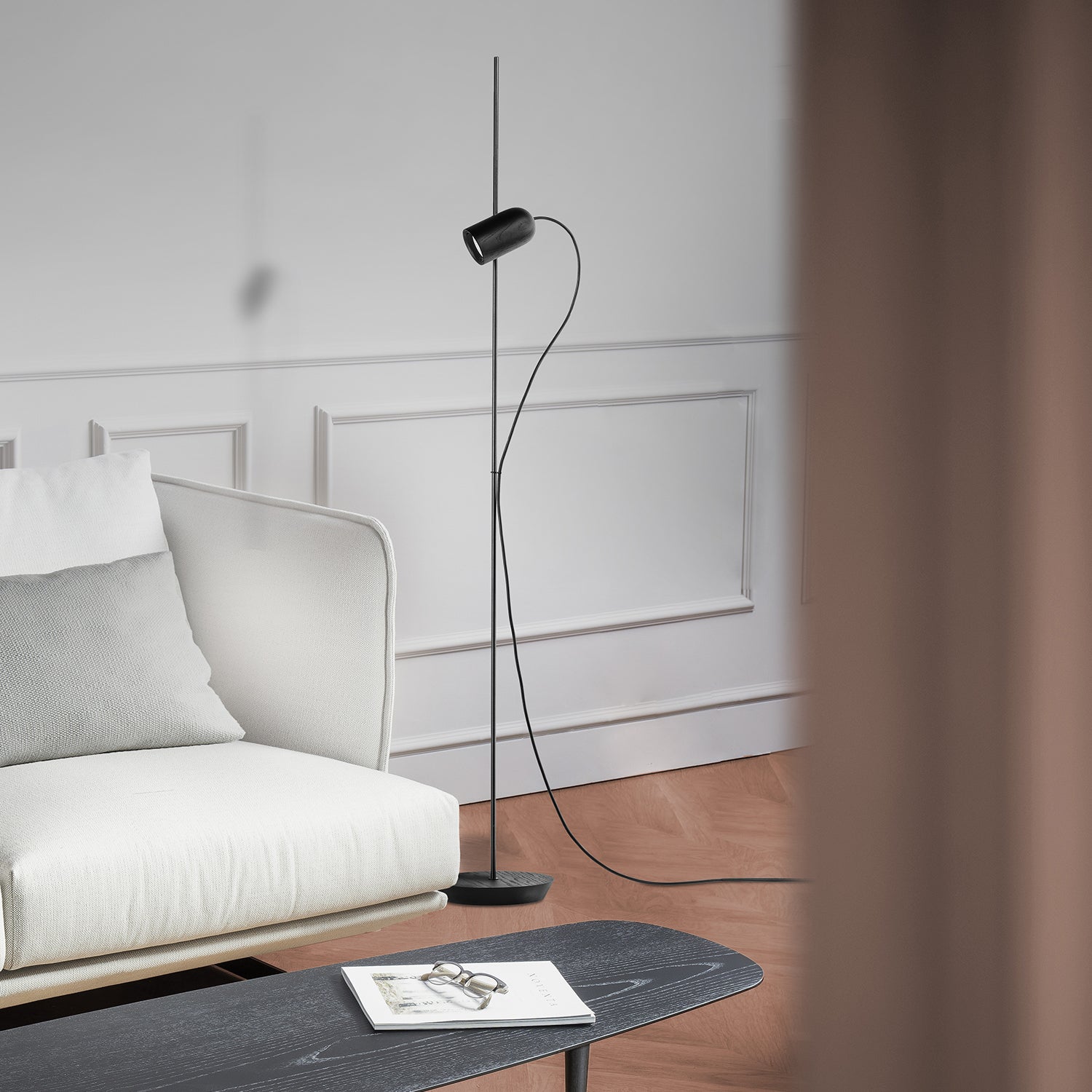 Nomon Onfa Suelo Floor Lamp in black ash and graphite