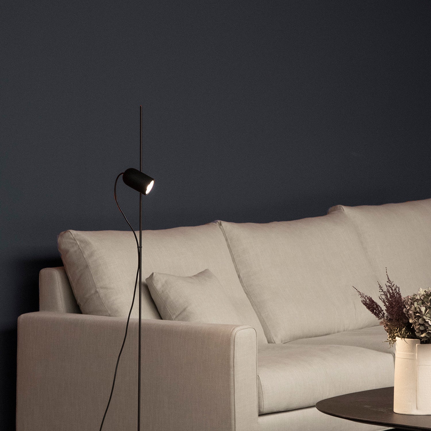 Nomon Onfa Suelo Floor Lamp in black ash and graphite