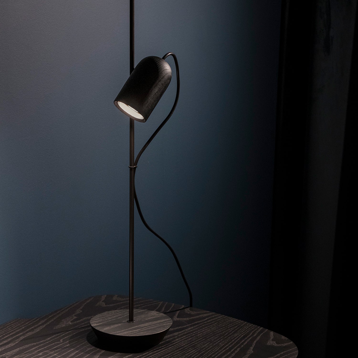 Nomon Sombremesa Table Lamp in black ash and graphite