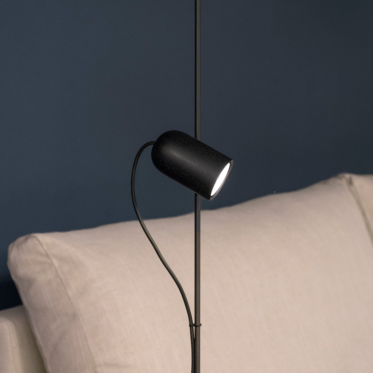 Nomon Onfa Suelo Floor Lamp in black ash and graphite