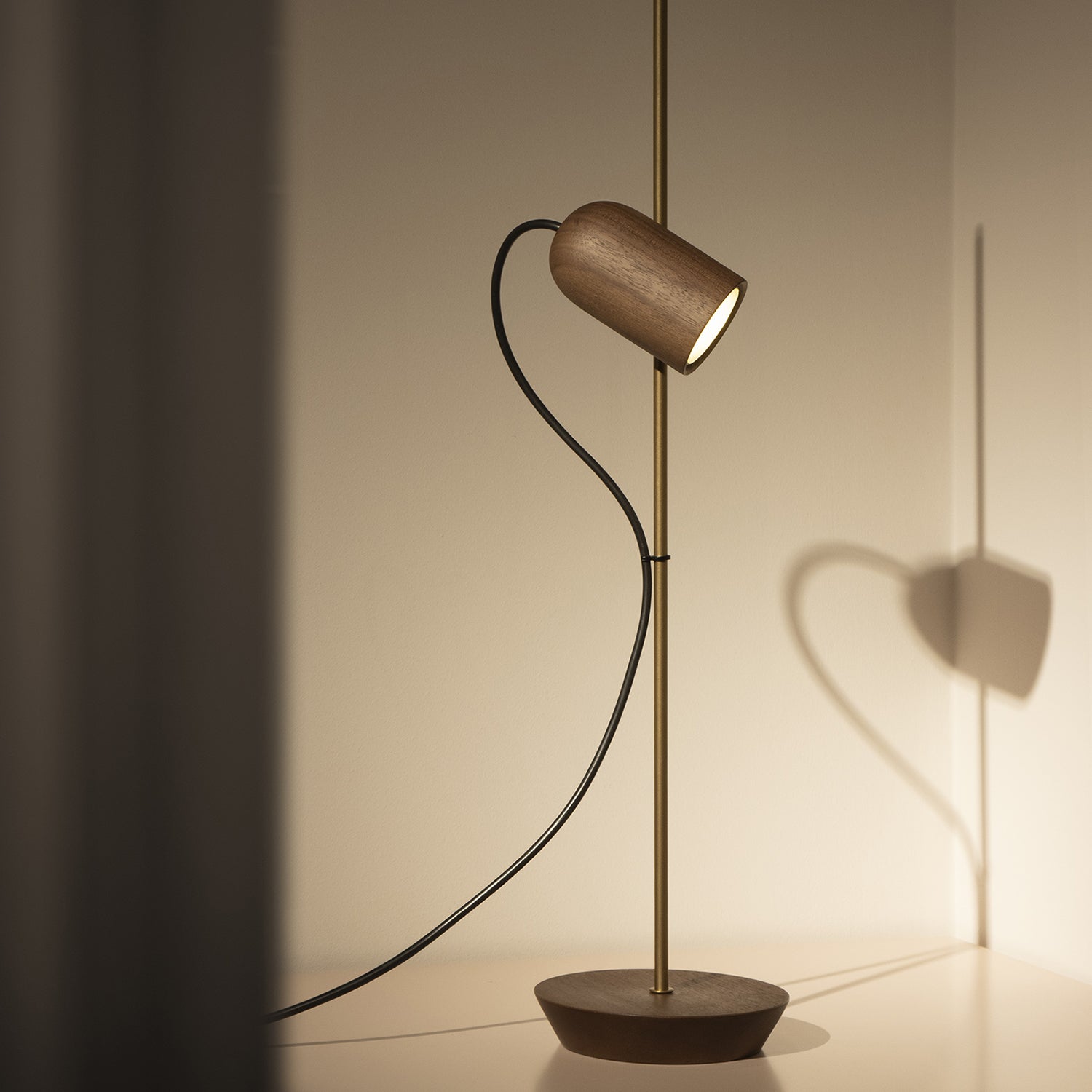 Nomon Sombremesa Table Lamp in walnut and brass