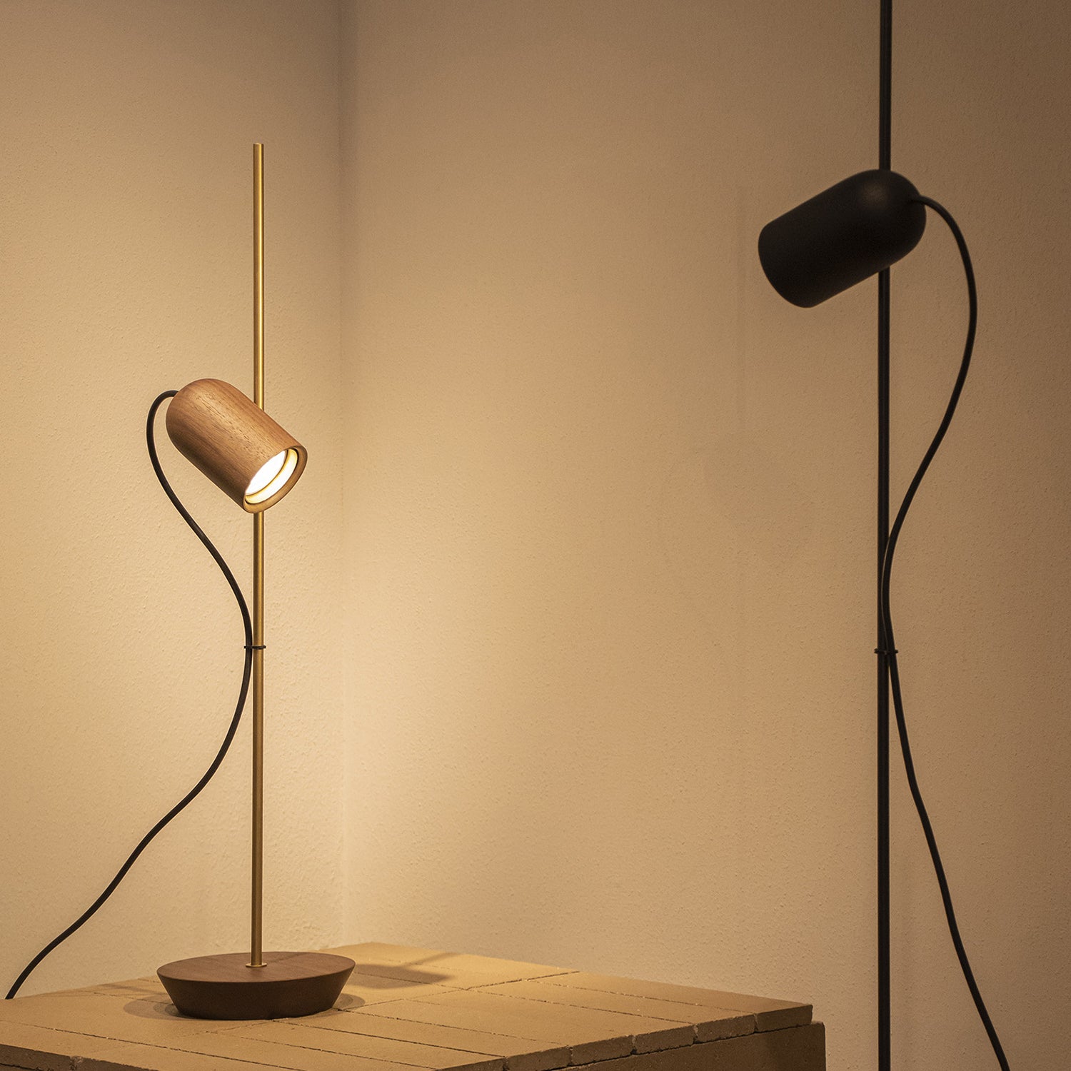 Nomon Sombremesa Table Lamp in walnut and brass