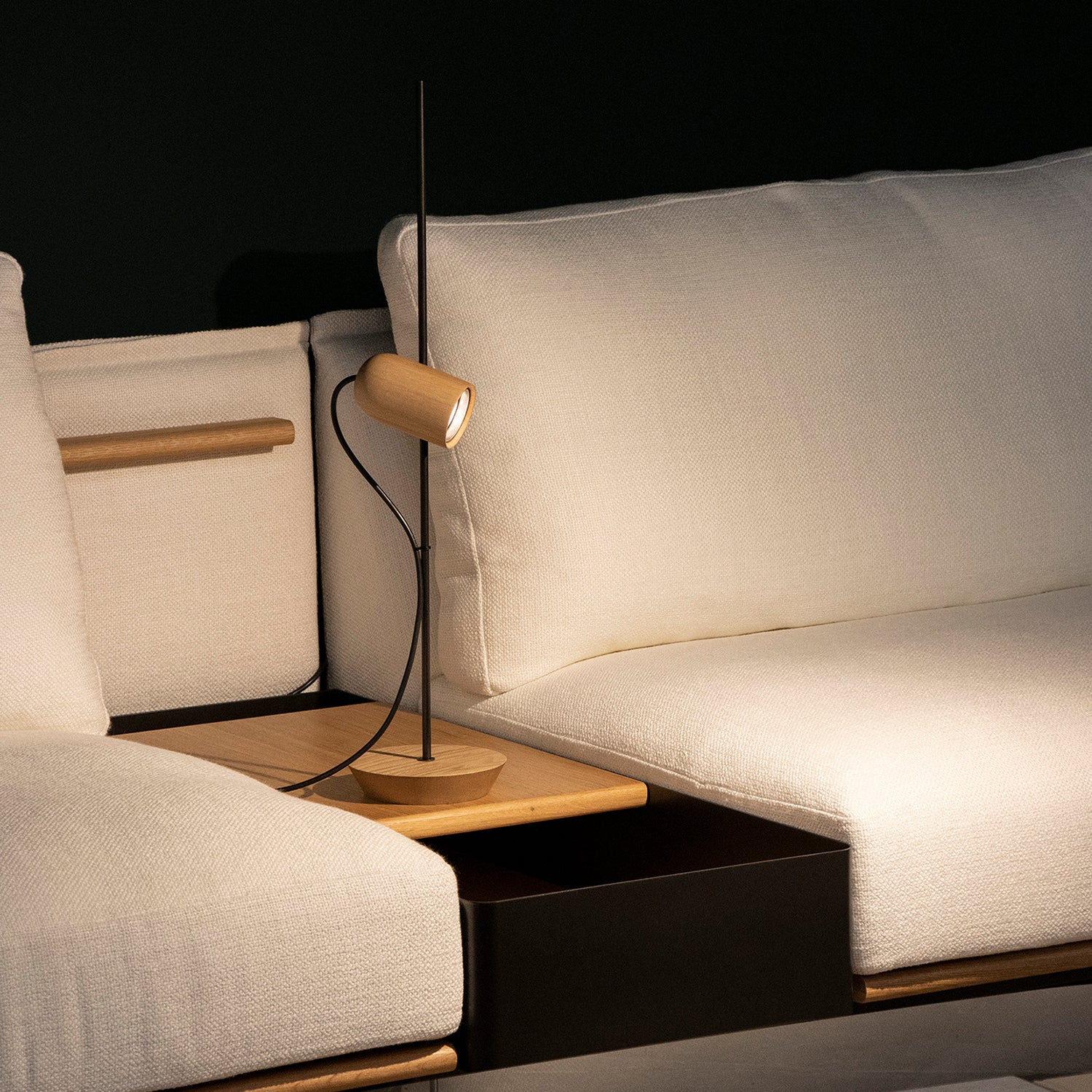 Nomon Sombremesa Table Lamp in oak and graphite