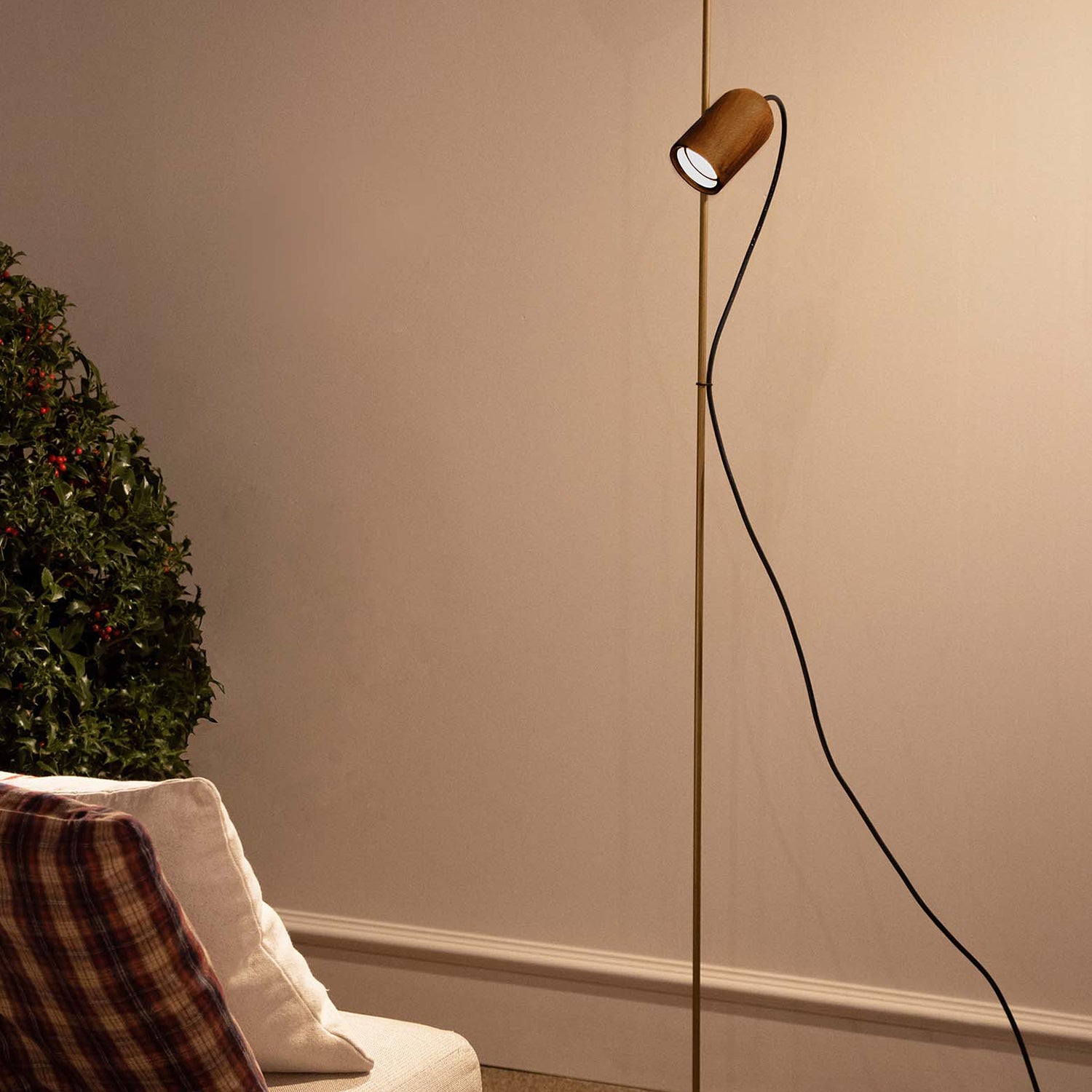 Nomon Onfa Suelo Floor Lamp in walnut and brass