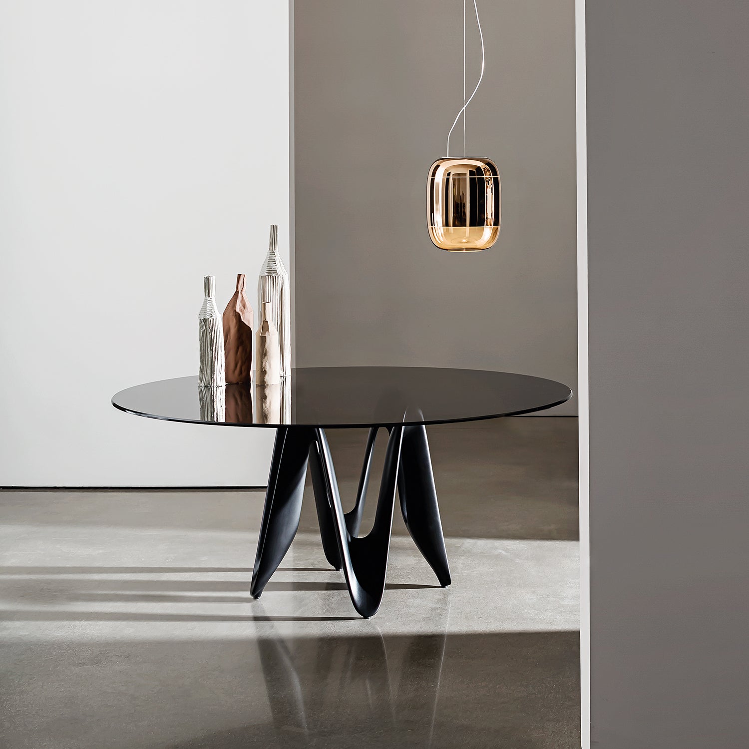 Sovet Italia Lambda Round Dining Table ambience image