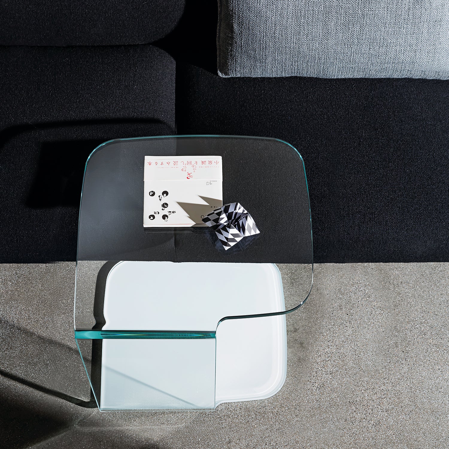 Sovet Italia Shell glass side table ambience image