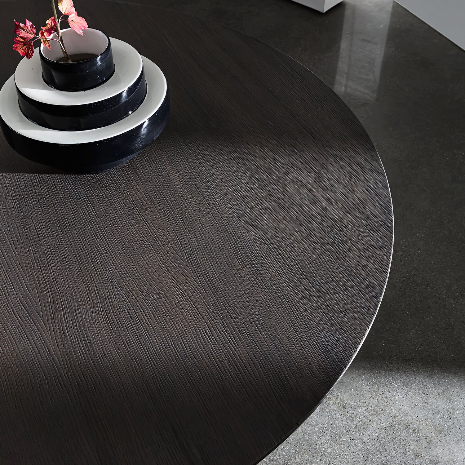 Sovet Italia Totem Wood round dining table ambience image