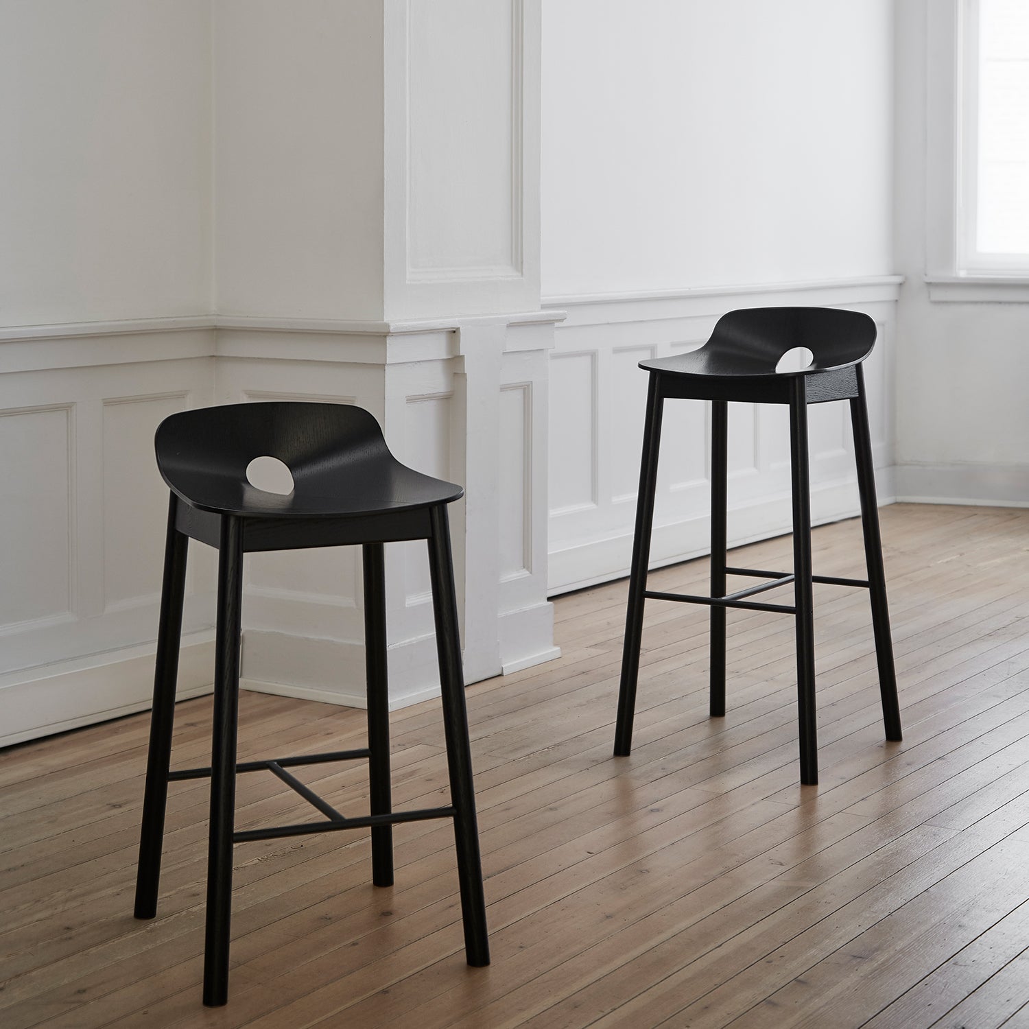 Woud Mono Bar Stool in black